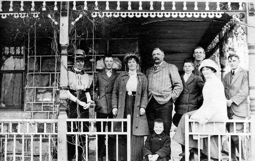 Huntley Malcolm family at The Cairn, Birtle